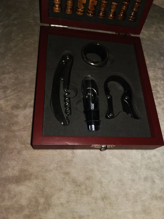 Подаръчен комплект за вино с шах