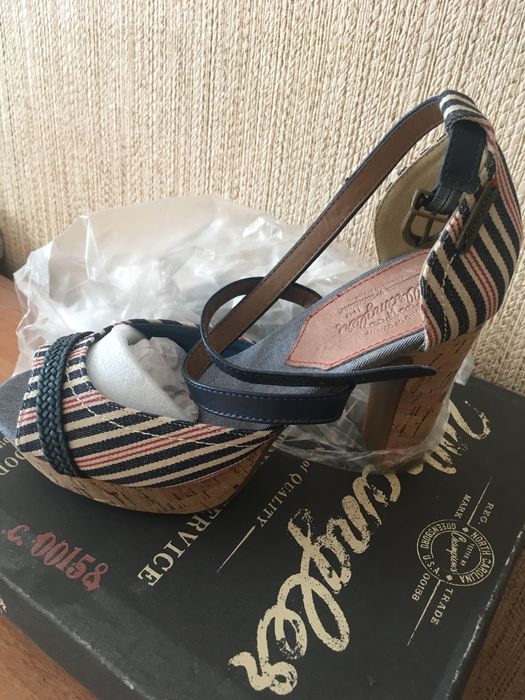 Продам босоножки новые в упаковке