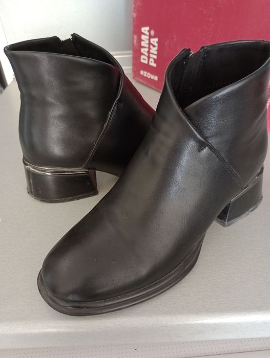 Дамски боти ,естествена кожа.35 лева