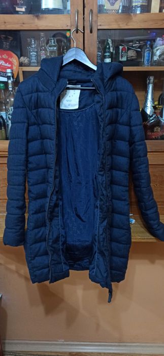 дамско яке Anti Blue р-р М-35 лв; дамски суитчър Russell р-р М-18 лв.