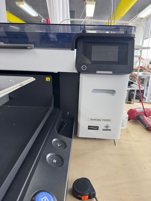Продавам DTG принтер Epson SureColor F2200 – почти нов