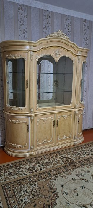 Шкаф витрина сервант