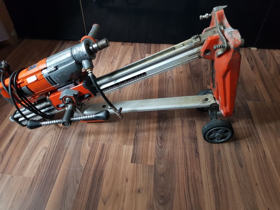Mașină de carotat Husqvarna DM 220 și stativ DS 250