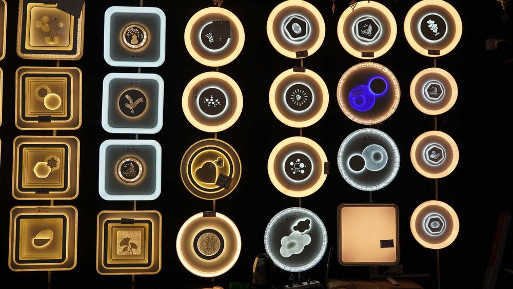 Yangi dizay va barcha o'lchamdagi plafonlar mavjud