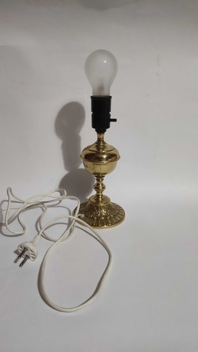 Старинна настолна лампа с тяло от масивен месинг