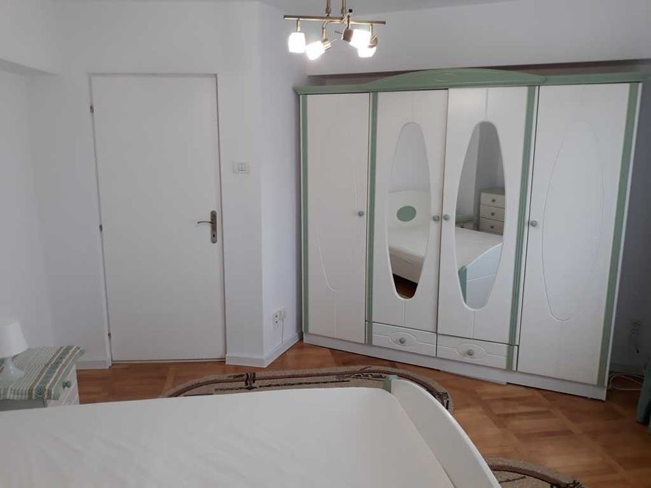 Proprietar, închiriez apartament 3 camere ultracentral