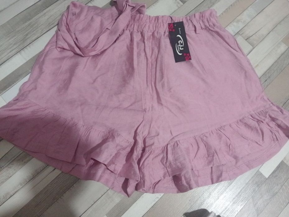 Pantaloni scurți