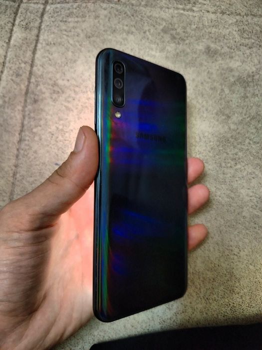 Samsung a50 sotiladi srochni aybi yuq zaryat 2 gun tutadi
