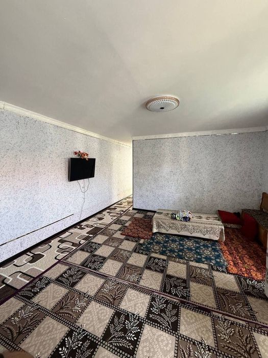 Gulistond shaharda Uy sotiladi 1 chi mavzeda 2 etajli.