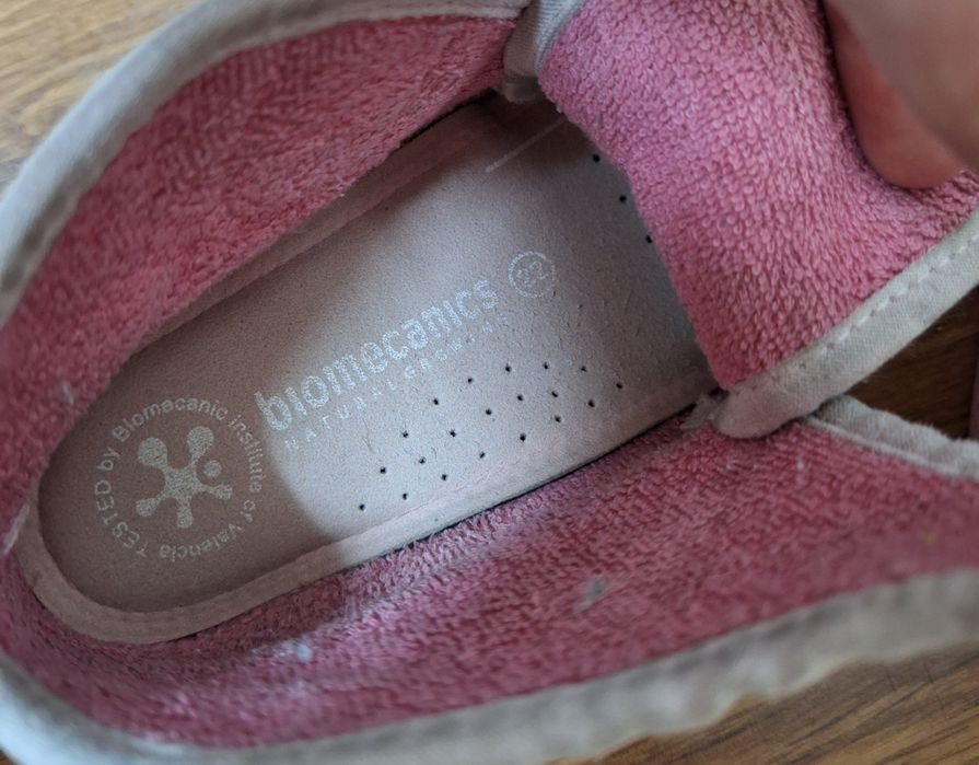 Детски пантофи - "Biomecanics" и" боси обувки "  много запазени (изпра