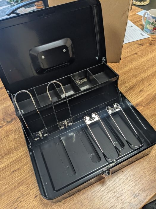 Кутия за банкноти и монети