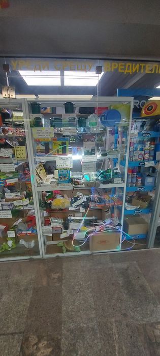 2 бр стелажи , рафтове, витрини от алум. и стъкло, оборудване магазин