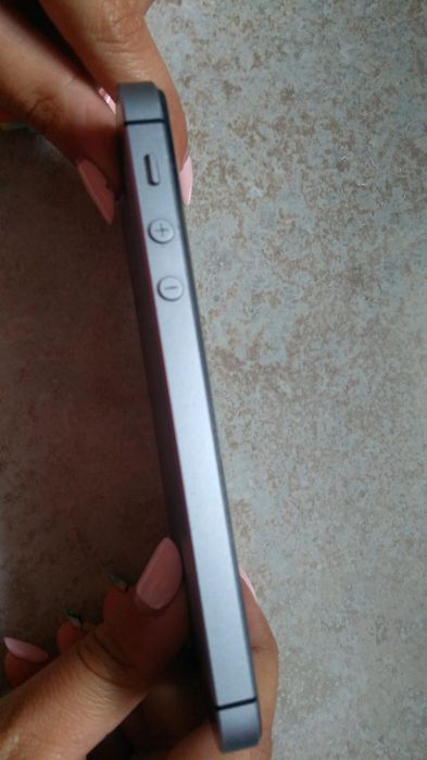 Продавам iphone 5se