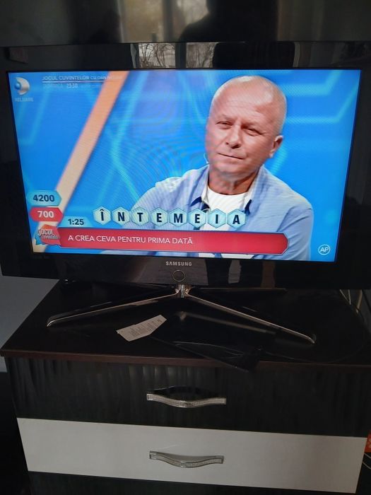 Vând tv samsung  de 32 inghi display 81 cm