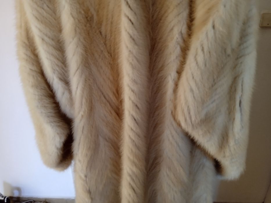 Продавам употребявано палто от норка.