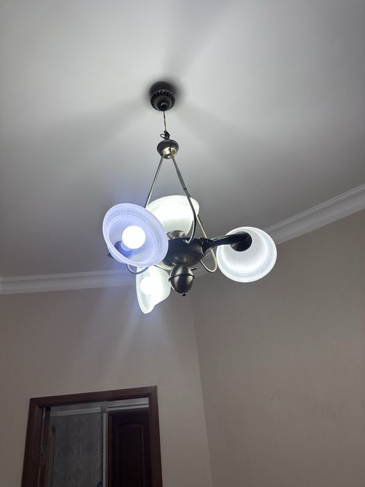 Продам люстры разные дешево