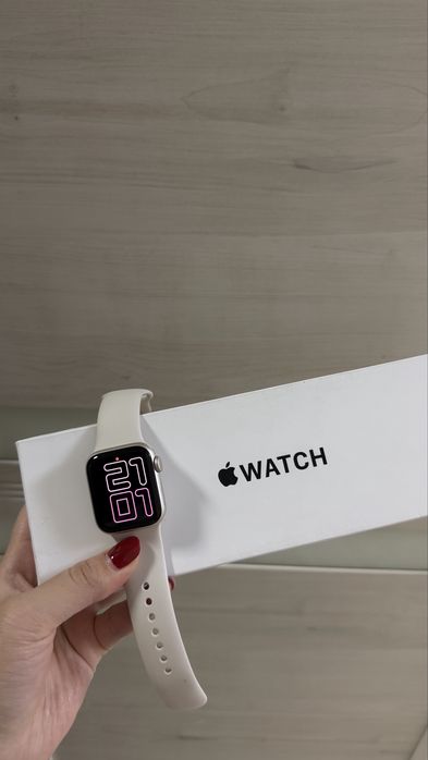 Продам Apple watch SE