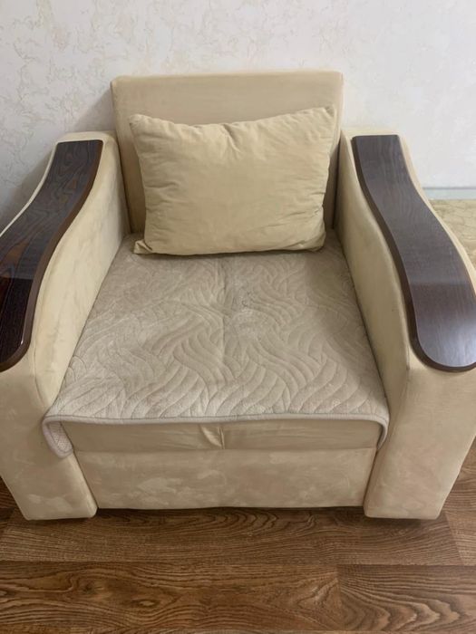 Продается диван и два кресла