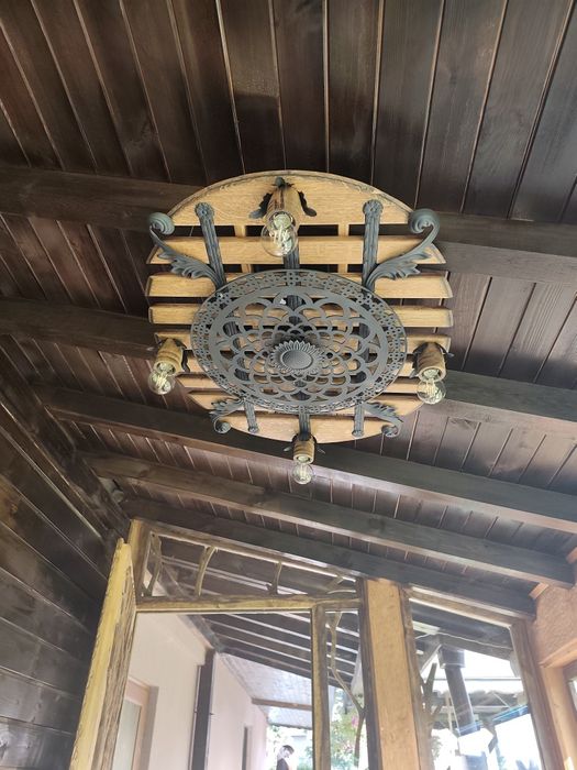 Ръчна изработка на битово осветление от дъно на дъбово буре.