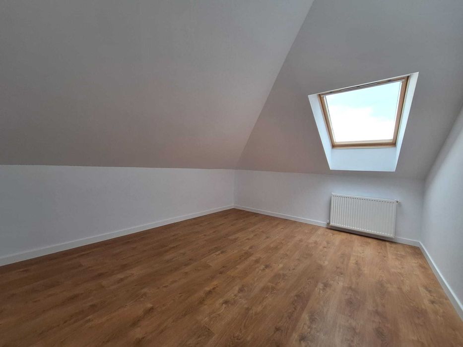 Persoană fizică vând apartament tip mansardă 3 dormitorare + living cu bucatarie open space, situat pe Strada Florilor