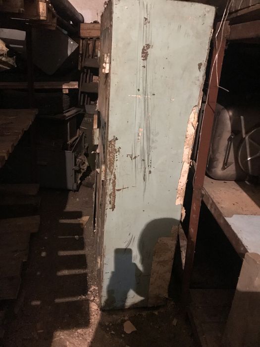 Сейф железный ( шкаф двустворчатый)