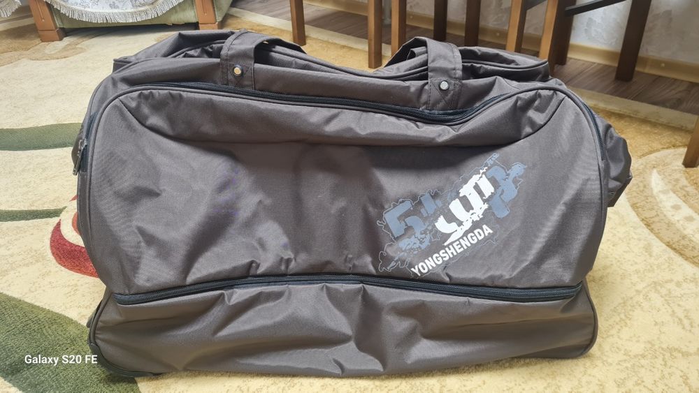 Продам два чемоданы