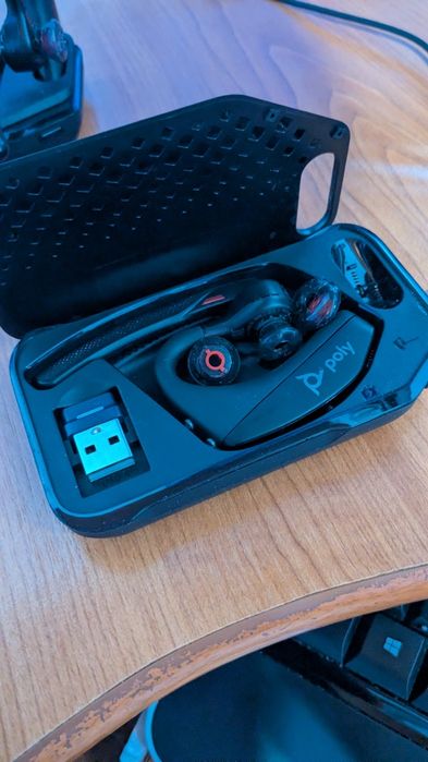 Poly Voyager 5200 UC cu dongle BT700 și charging case 2 buc