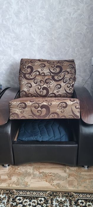 Диван с двумя креслами