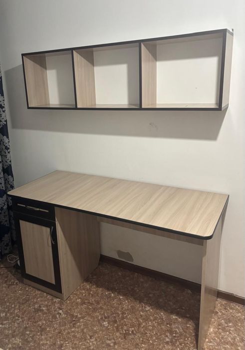 Учебный стол с подвисной полкой сверху