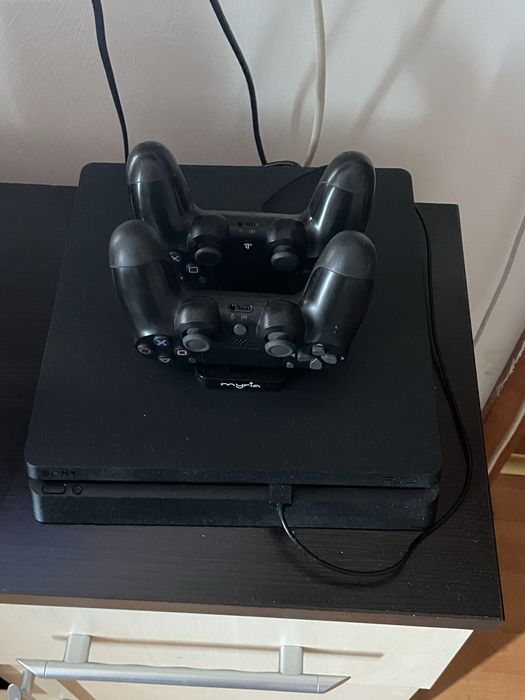 Vand ps4 slim cu 1 maneta