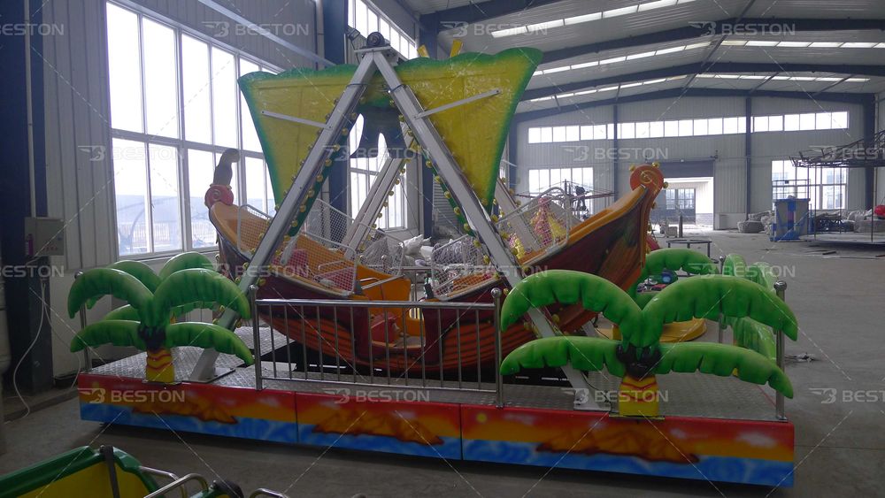 Atraksion piratiski karobli va skameykalar