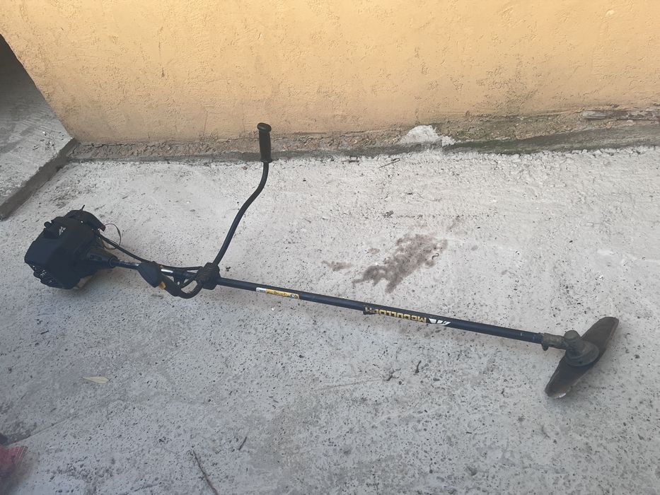 motocoasă pe benzină McCulloch B43 BT (43 cm³)