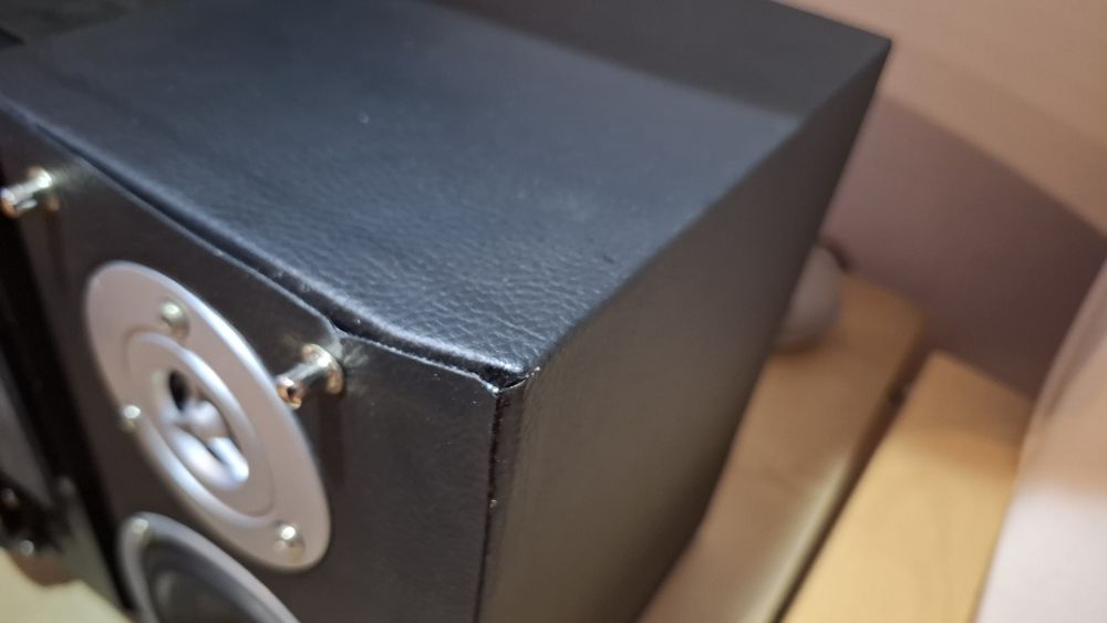 Boxa portabila combina audio muzicala microsistem.
