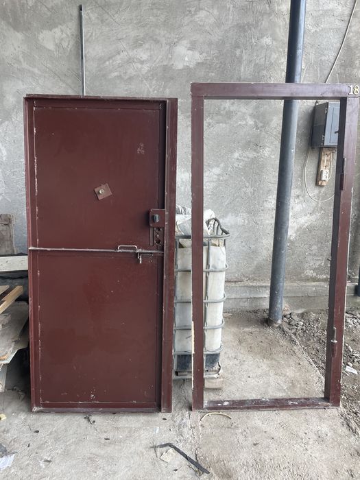 Железный ворота и дверь