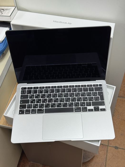  Macbook Air M1 2020 в отличном сост.