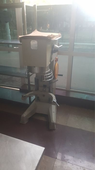 Срочно сотилади. Печь 2та. Миксер 2та.