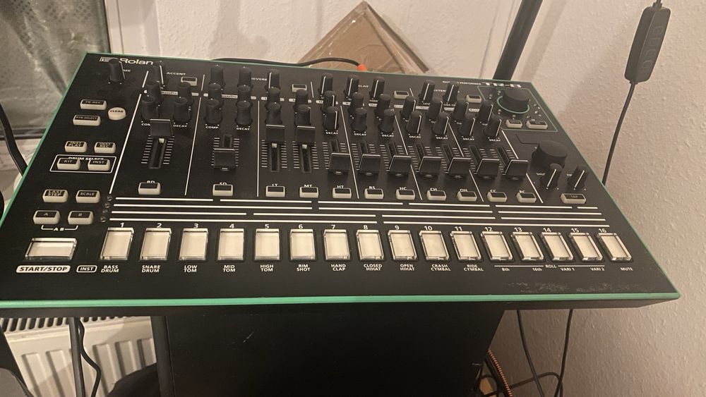 Roland tr8 Drum machine