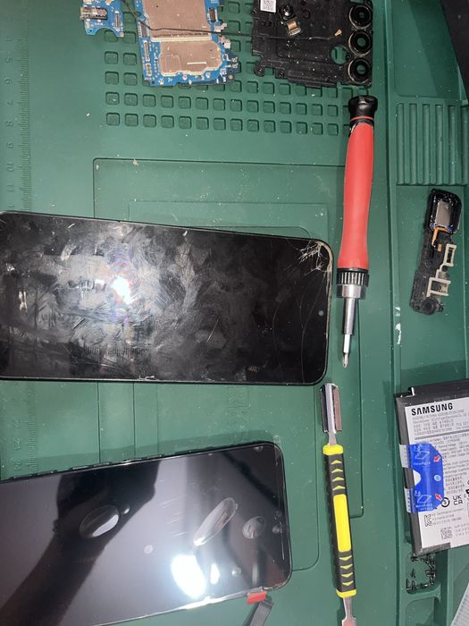 Inlocuire piese Display, Spate/Capac Telefoane