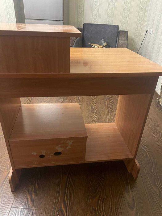 продам столик компьютерный