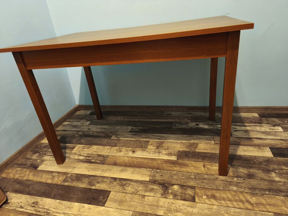 Маса  – стабилна и запазена