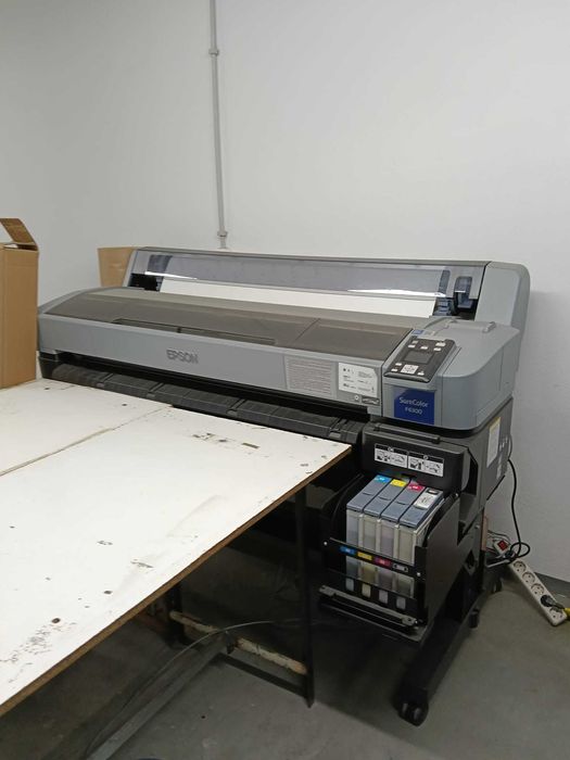 Echipamente profesionale pentru imprimare textile prin sublimare: Imprimanta Epson SureColor SC-F6300HDK și calandru sublimare TRANSMATIC 7140 Sport