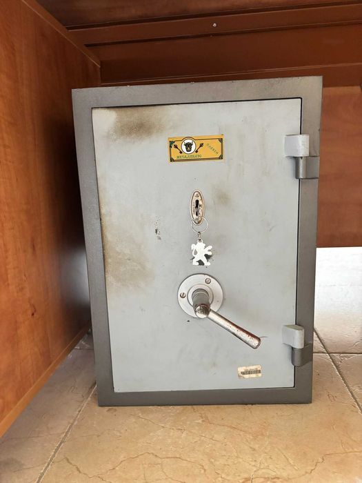 Метален огнеупорен сейф 55 х 40