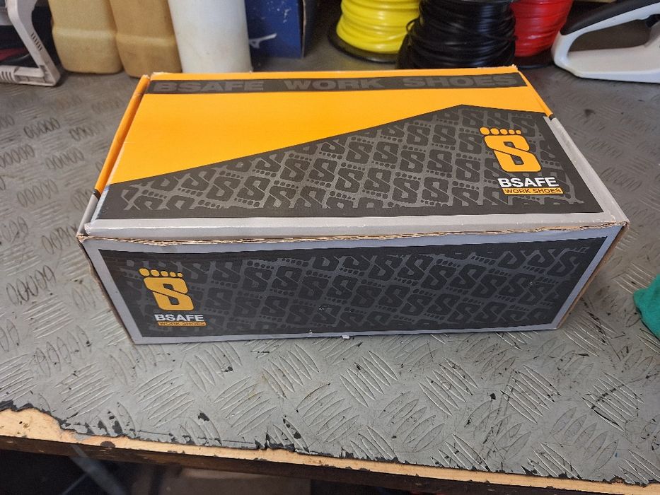 Продавам работни обувки номер 45