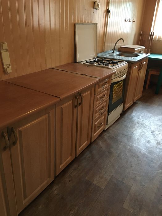 Домик, в Каскелене, рядом два магазина.