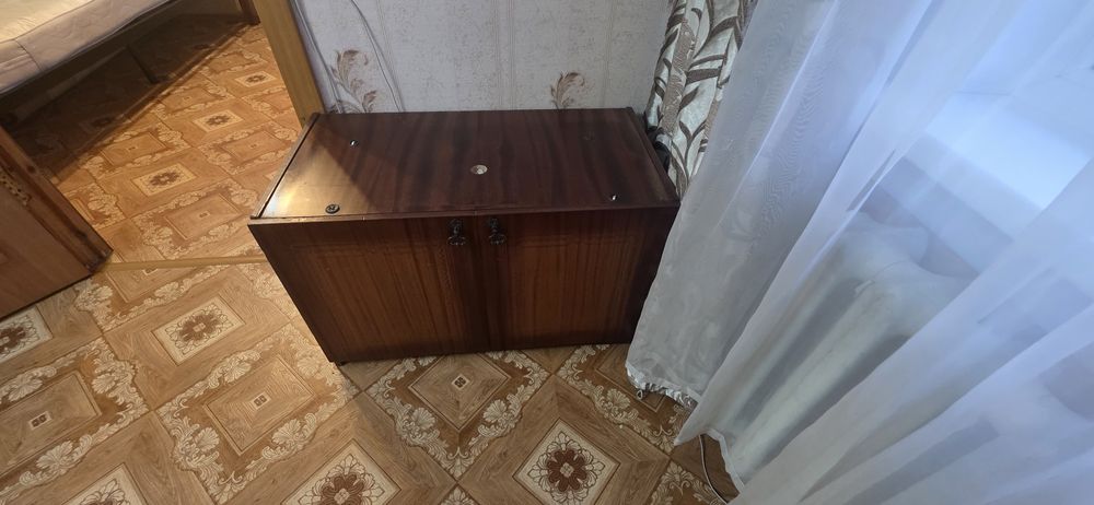 Продам б/у сервант шкаф и тумбу