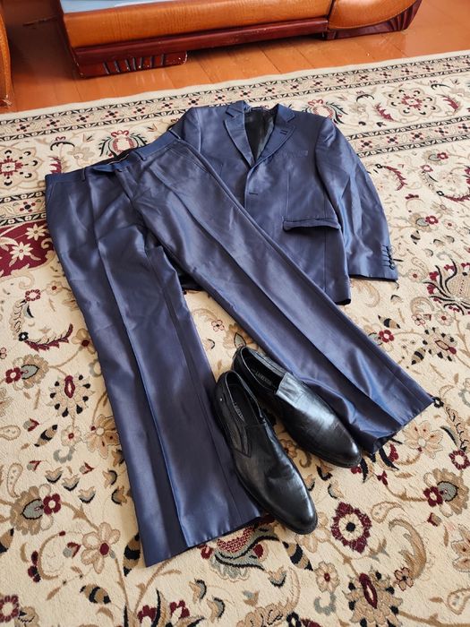 Тёмно-синий костюм