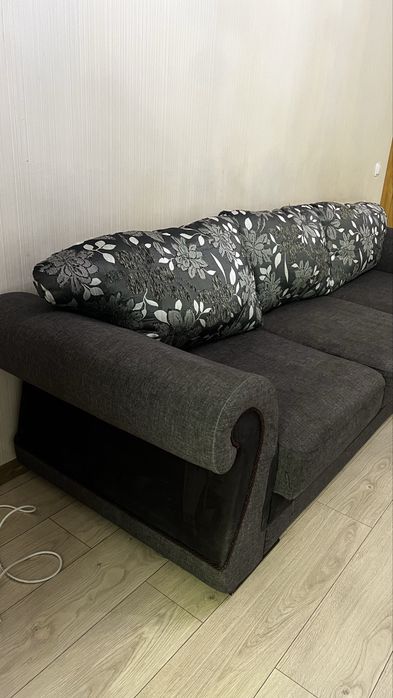 Продается диван и два кресла