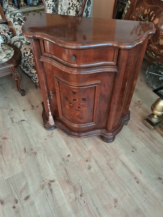 Дървен     скрин