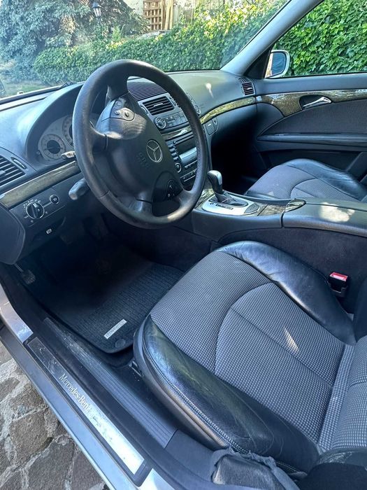 Лек автомобил Mercedes E-220