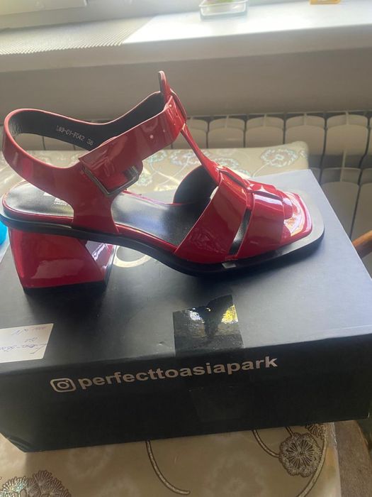 Продам босоножки